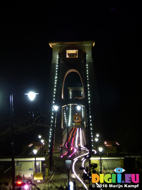 FZ026434 Clifton suspension bridge at night